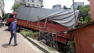 Freni boşalan tır iki eve çarptı