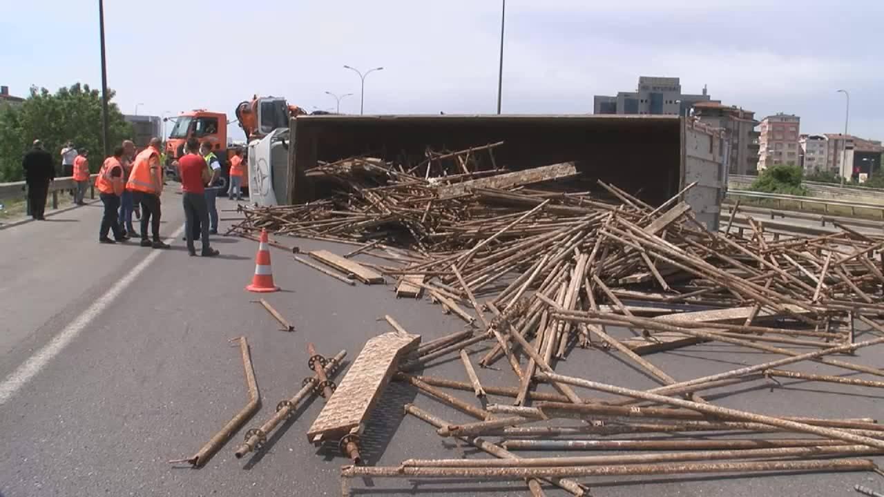 TEM Otoyolu'nda devrilen demir yüklü tır trafiği durdurdu