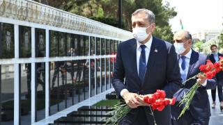 Milli Eğitim Bakanı Selçuk, Azerbaycan'da şehitlikleri ziyaret etti