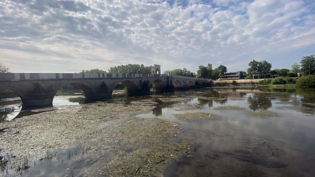 Bulgaristan ve Edirne`de yağışların azalması dolayısıyla, Tunca Nehri`nde su seviyesi düştü. 
