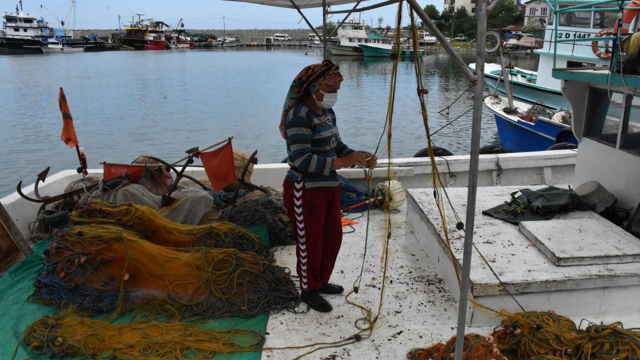 Eşleri ve çocuklarıyla balıkçılık yapan kadınlar, bugünlerde daha çok, yıpranan ve yırtılan ağların onarımını yapıyor.