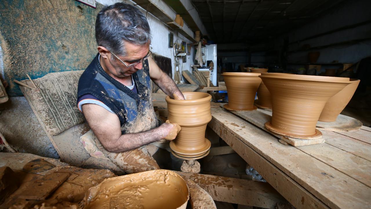 Çeyrek asır öncesine kadar ilçedeki tüm atölyelerde küp ustası istihdam edildiğini anımsatan Yazıcı, şunları kaydetti: