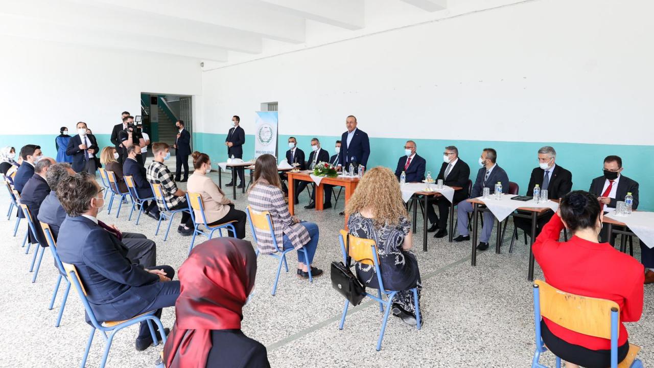 Bakan Çavuşoğlu, sosyal medya hesabından Celal Bayar Lisesi ziyaretine ilişkin yaptığı paylaşımda,