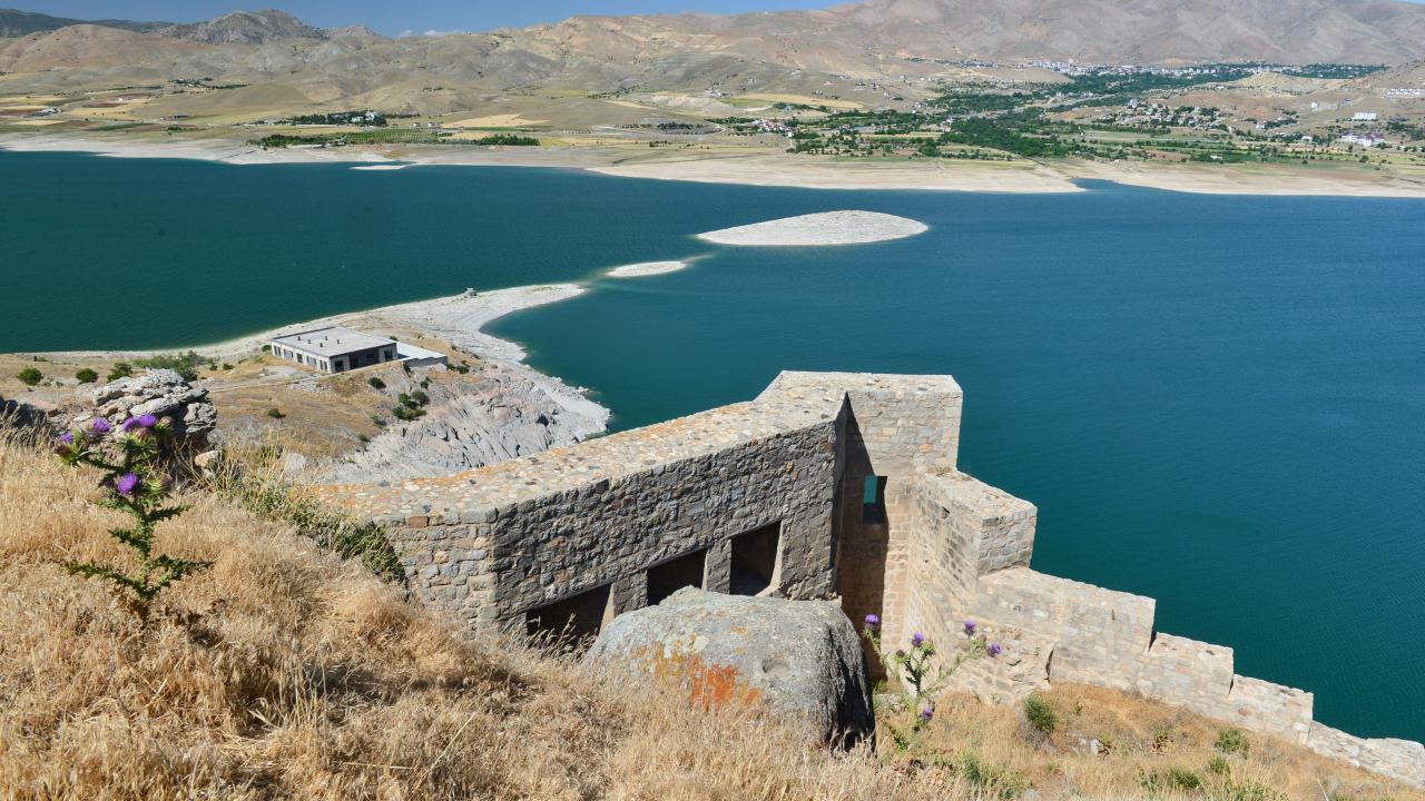 Mavi suların ortasında tarihi bir kale