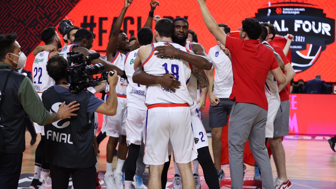 Ergin Ataman, kupa koleksiyonunu tamamladı