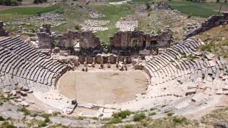 Aizanoi Antik Kenti'nde Agora kapısı ve zemini bulundu