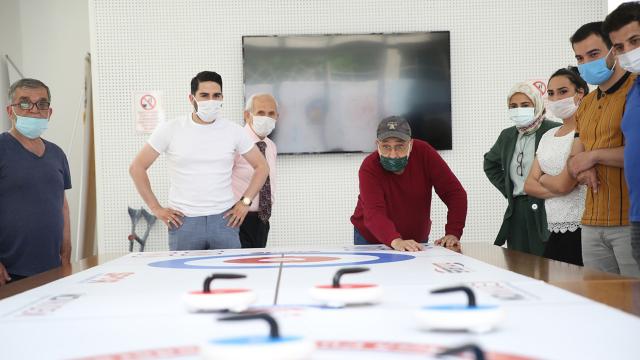 Darülaceze sakinleri curling müsabakalarında gençlerle yarıştı