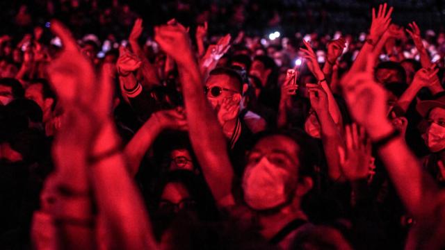 Fransada virüs deneyi: 5 bin kişilik konser düzenlendi