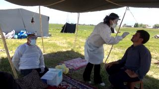 Tarım işçilerine tarlalarda koronavirüs testi yapılıyor