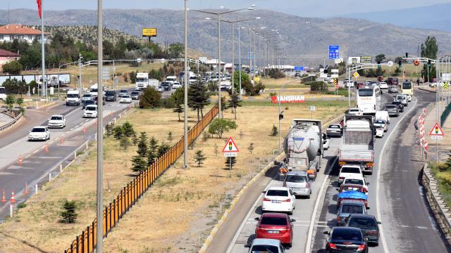 Kırıkkalede hafta sonu kısıtlamasının ardından trafik yoğunluğu yaşanıyor