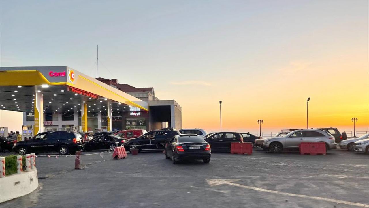 Benzin almak isteyen herkes kuyruk çilesine katlanmak zorunda