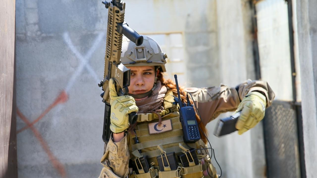 "İlk kadın olmaktan gurur duyuyorum"