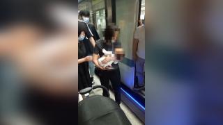 Çin’de bir bebek tren ile platform arasındaki boşluğa düştü