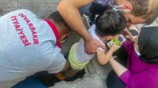 Bacağı boruya sıkışan çocuk böyle kurtarıldı