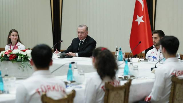 Cumhurbaşkanı Erdoğan, madalya kazanan cimnastikçileri kabul etti