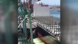 Tayvan'da geminin çarptığı vincin devrilme anı kamerada