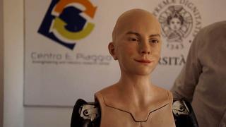 Bu robot insan gibi mimik yapabiliyor