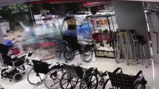 Direksiyon başında kalp krizi geçiren sürücü iş yerine daldı