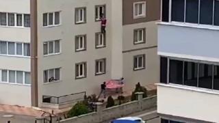 Pencereden düşmek üzereyken son anda kurtarıldı