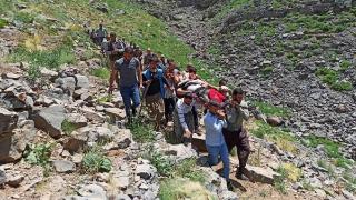 Kalp krizi geçiren adamı 3 saat boyunca omuzlarında taşıdılar