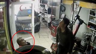 Asma kattan düştü, telefonla konuşmaktan vazgeçmedi