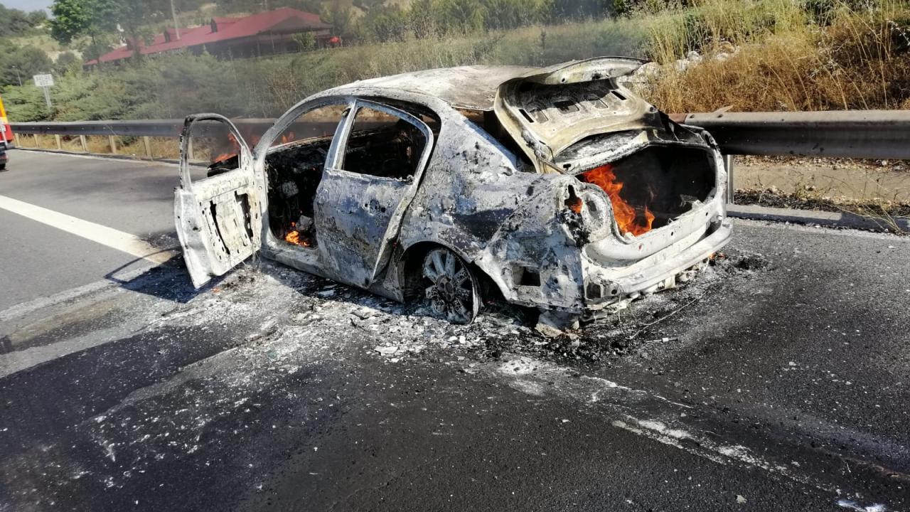 Mersin'de bir otomobil seyir halindeyken alev aldı