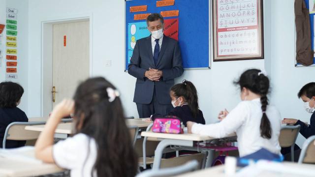 Bakan Selçuk, yüz yüze eğitimin ilk gününde çocuklarla buluştu