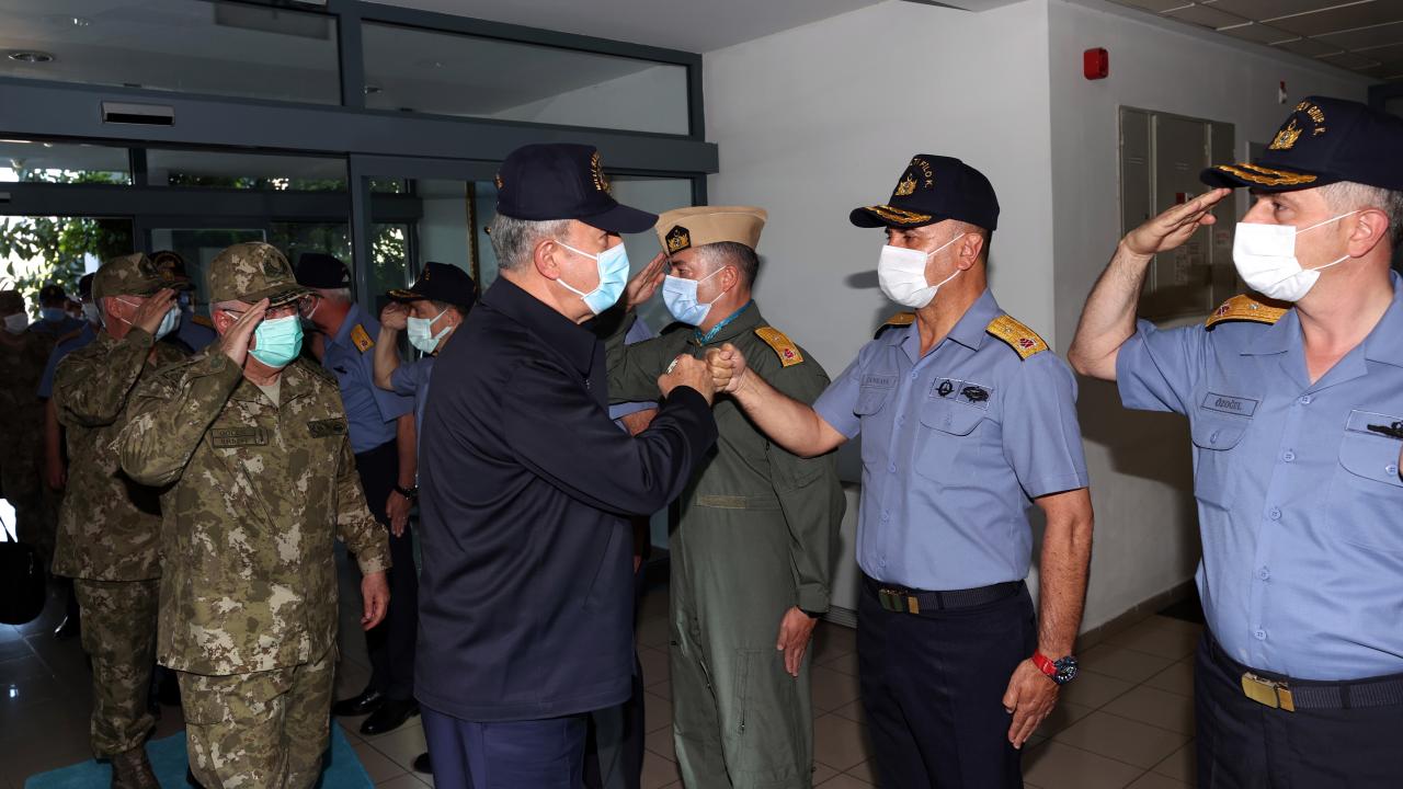Tatbikat sonrasında Güney Görev Grup Komutanlığını ziyaret eden Akar, burada değerlendirme toplantısına katıldı.