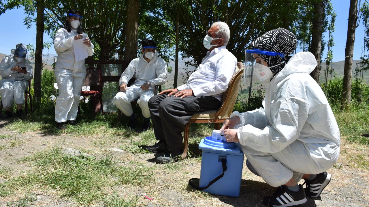 Kaval köyünde ekipler tarafından aşısı yapılan vatandaşlardan Abdurrahman Duman ekiplere teşekkür ederek,