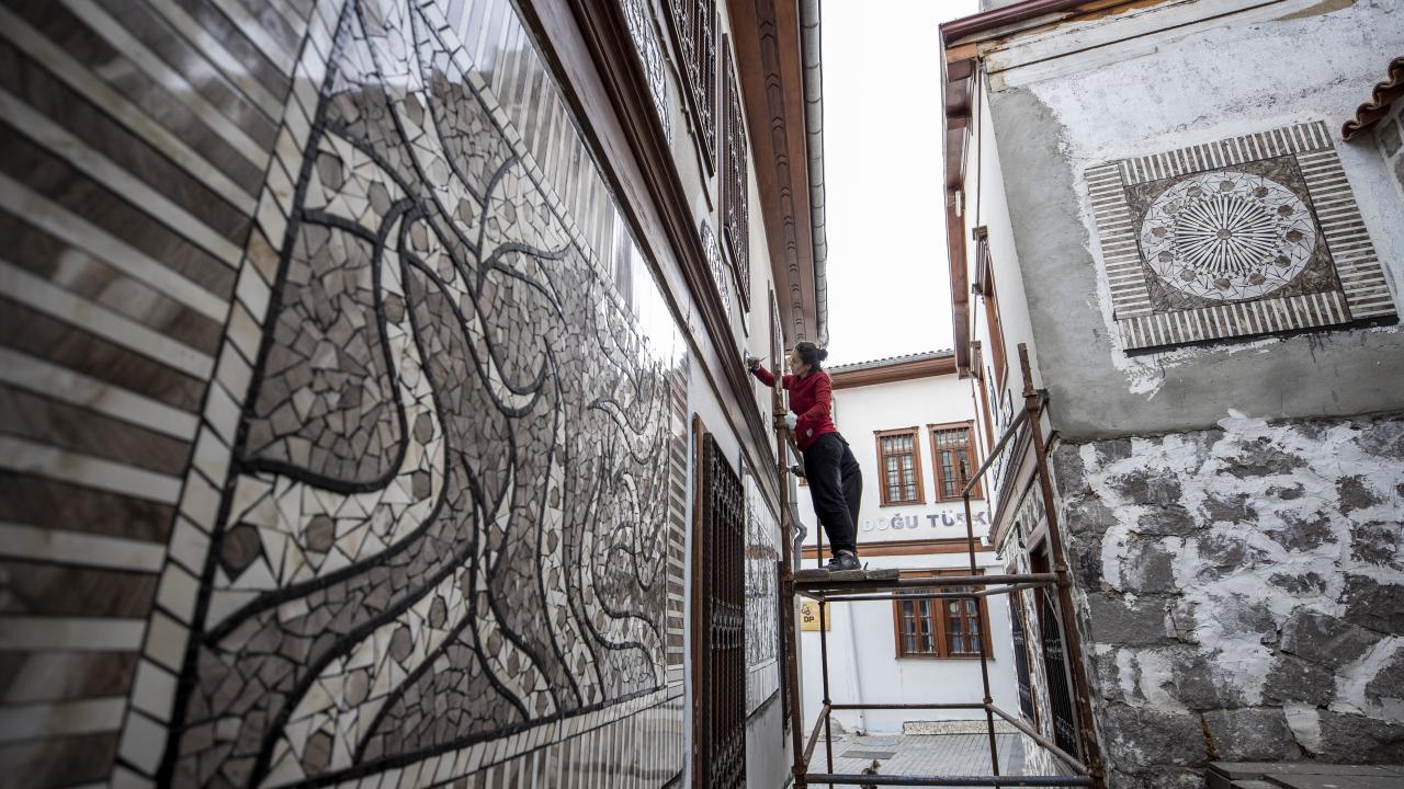 "Sokaktan geçerken bile insanlar sanatın içinde olsun"