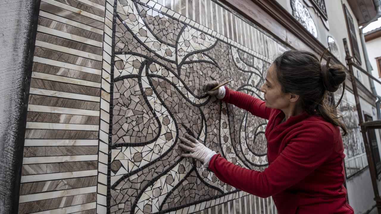 Sokaktaki duvarlara 6 büyük eserini işleyeceğini ifade eden Bilgiç, şu değerlendirmede bulundu: