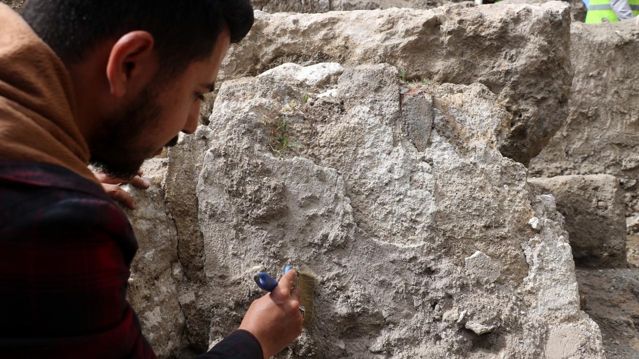 Çok sayıda alçı malzeme ve seramik bulundu