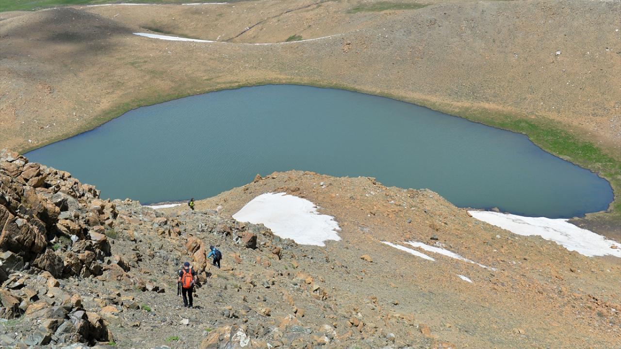 "Dağlar doğal güzelliklerle dantel gibi işlenmiş"