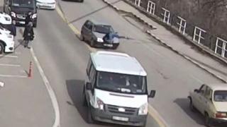 Yolun karşısına geçmek istedi, iki araç çarptı