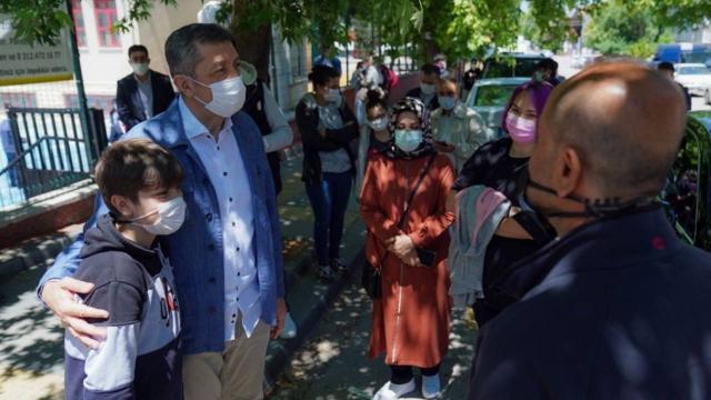 Bakan Selçuk, LGS çıkışında öğrenciler ve velilerle bir araya geldi