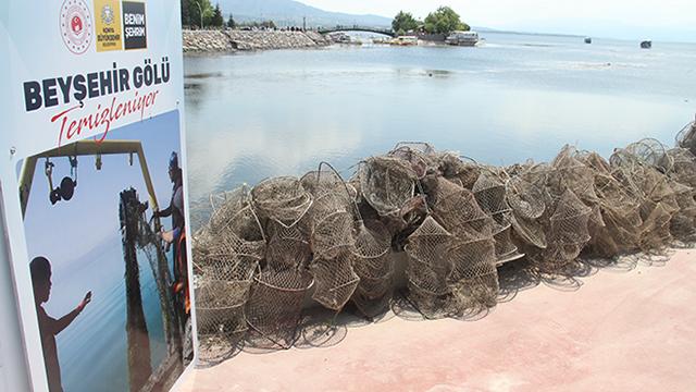 Beyşehir Gölünü temizleme çalışmaları sürüyor
