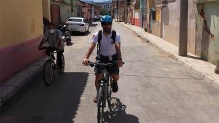 Hastalarına bisikletle gitmeye başladı, 50 kilo verdi