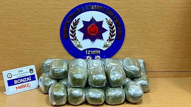 İzmirde durdurulan araçta 26 kilo 140 gram uyuşturucu ele geçirildi