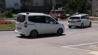 Çalıntı araçla kuryeye çarptılar