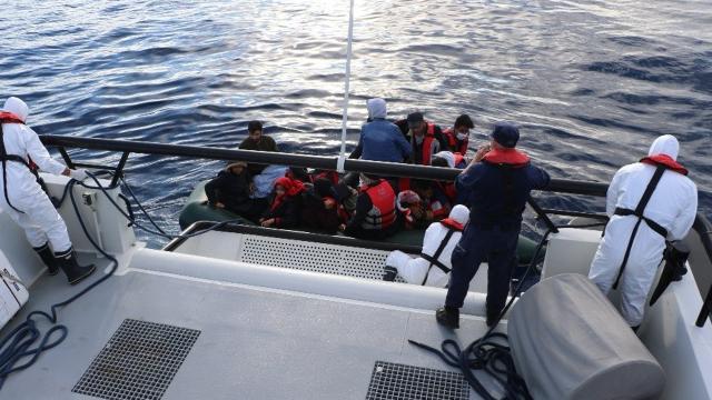 Türk kara sularına itilen 17 düzensiz göçmen kurtarıldı
