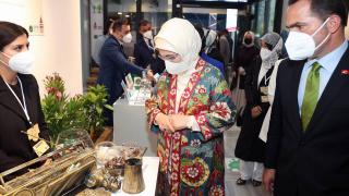 Beyoğlu'ndaki sergiyi gezen Emine Erdoğan dönüştürülen ürünleri inceledi