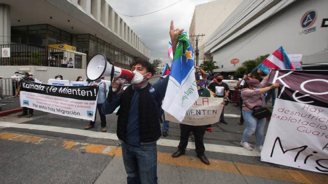 Kamala Harris Guatemalada protesto edildi