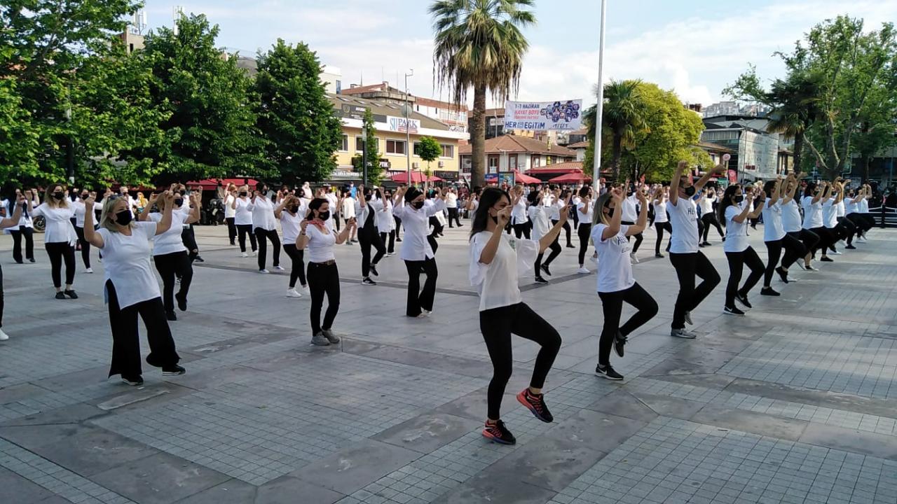 Gölcük'te halk oyunu gösterisi gerçekleştirildi
