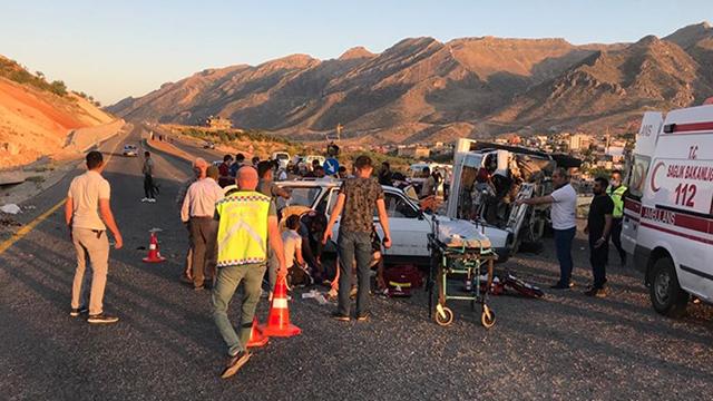 Siirtte kamyonet ile otomobil çarpıştı: 2 ölü, 7 yaralı