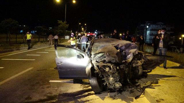 Ters yöne giren otomobil sivil ekip aracıyla çarpıştı