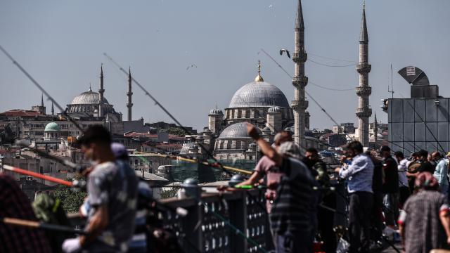 Kısıtlamasız ilk cumartesi gününde sokaklar doldu