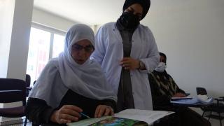 Torunlarıyla mesajlaşmak için okuma yazma öğrendi