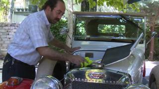 92 yaşındaki klasik aracına özenle bakıyor