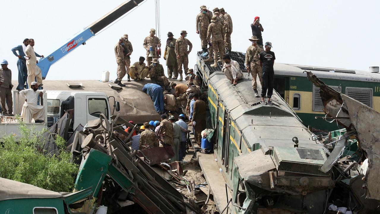 Pakistan'da tren kazası: 40 ölü