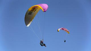 Diyarbakır'da paraşütçüler gökyüzünü renklendirdi
